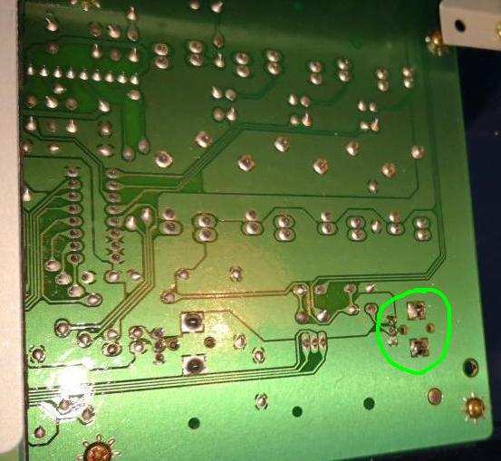 die Leiterplatte an der Stelle, wo das Poti neu verloetet wurde
