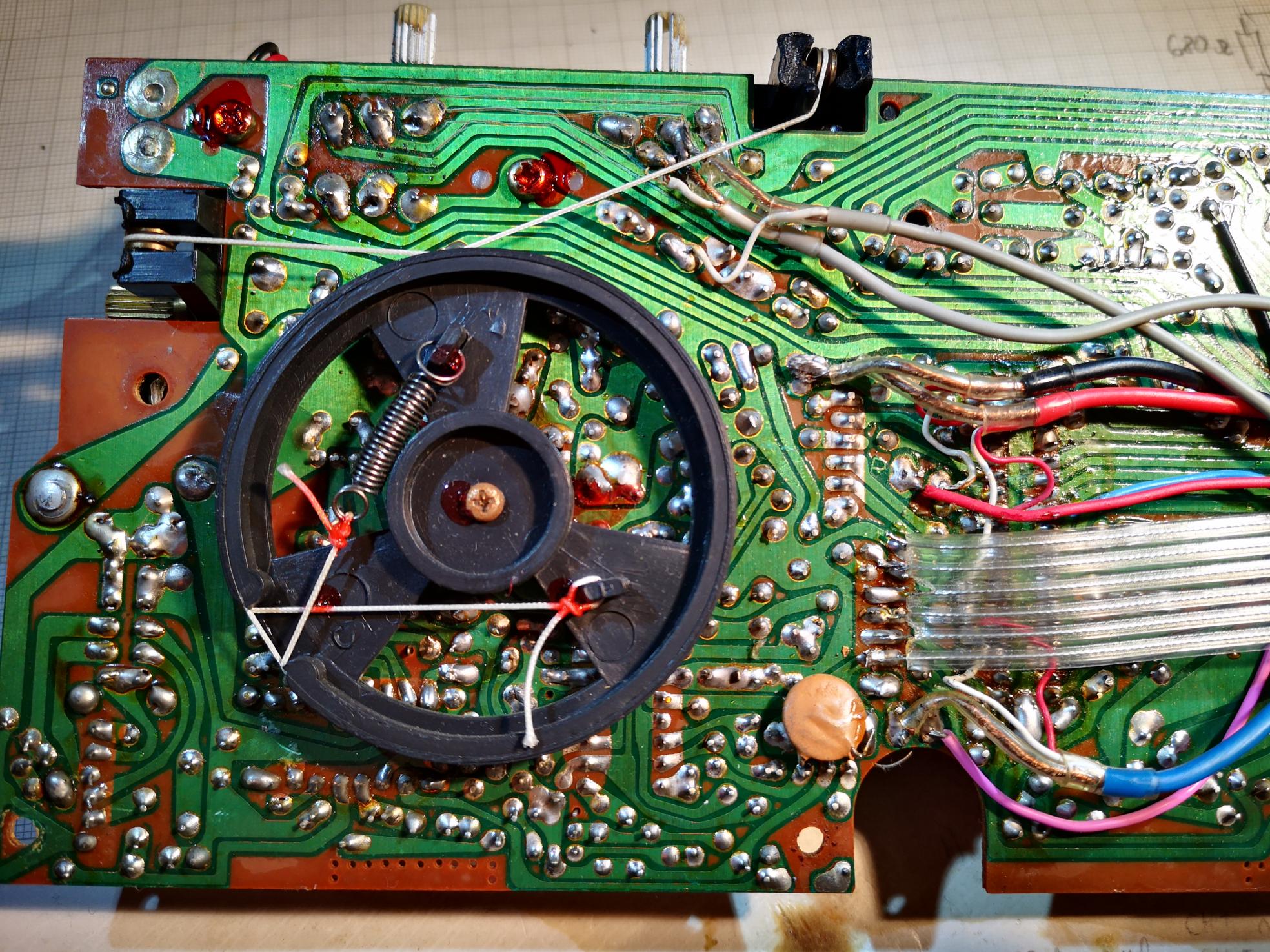 der Skalenantrieb liegt genau ueber der Stelle, wo geloetet werden muss